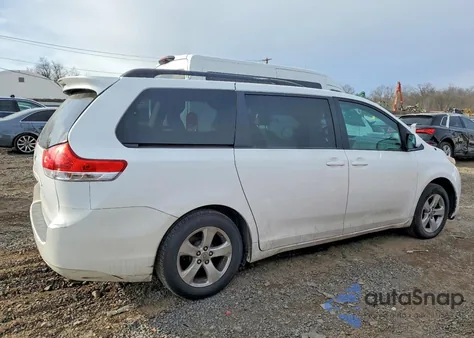 2013 Toyota Sienna Le z USA, uszkodzony, nr VIN 5TDKK3DC7DS287932